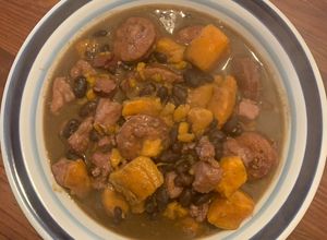Una foto de Guisito rápido de porotos negros