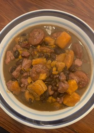 Una foto de Guisito rápido de porotos negros