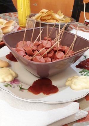 Una foto de 2 tips económicos para cumpleaños infaltables en la mesa!