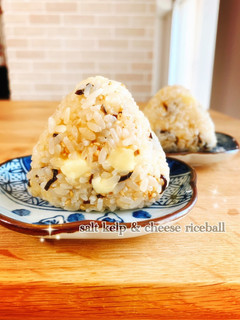 A picture of Rice Balls with Salted Kelp and Cheese.