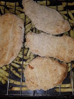 Una foto de Milanesas con papas fritas al horno