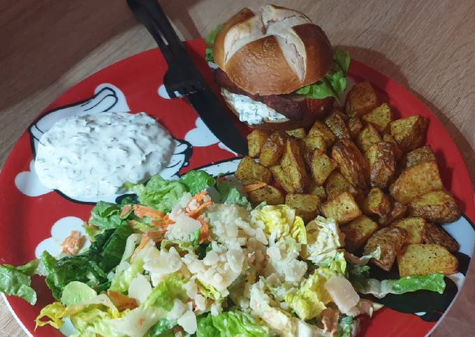 Oktoberfestburger mit Kartoffelspalten und Salat