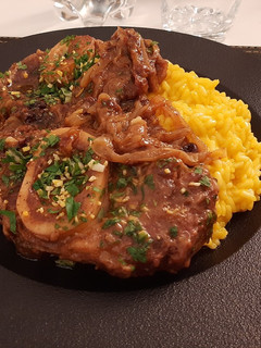Una foto de Osobuco con risotto a la milanese