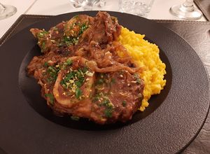 Una foto de Osobuco con risotto a la milanese