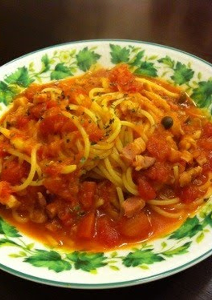 A picture of Soup Spaghetti with Tomato and Bacon.