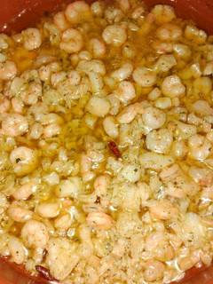 Una foto de Bacalao y gambas al ajillo