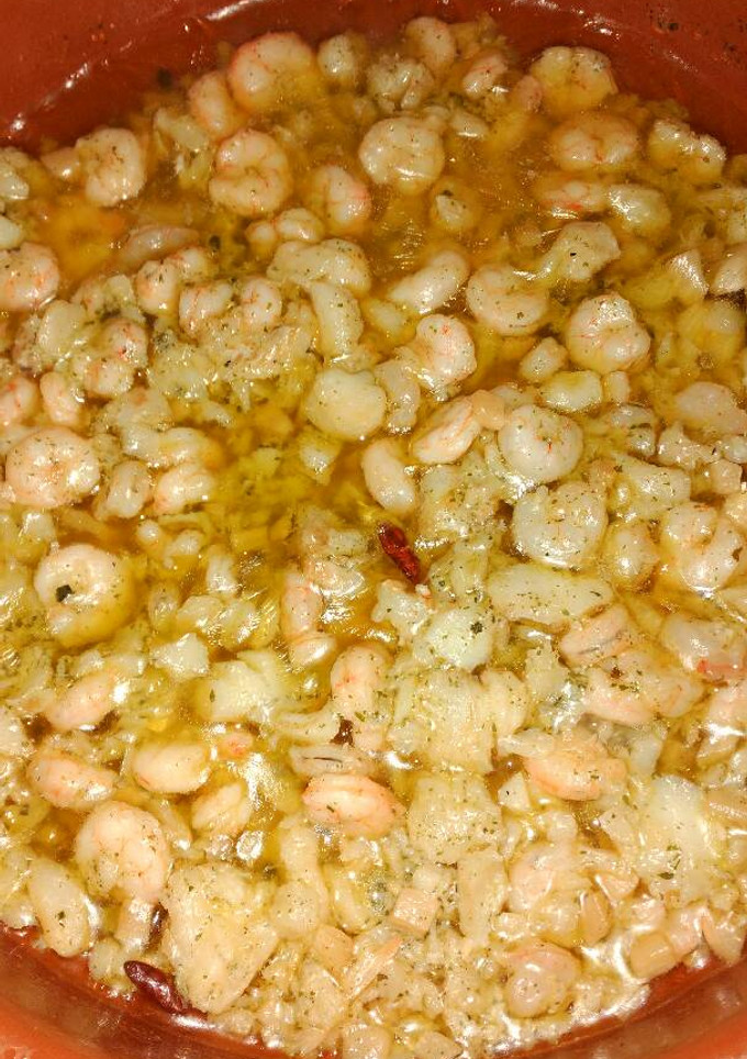 Una foto de Bacalao y gambas al ajillo