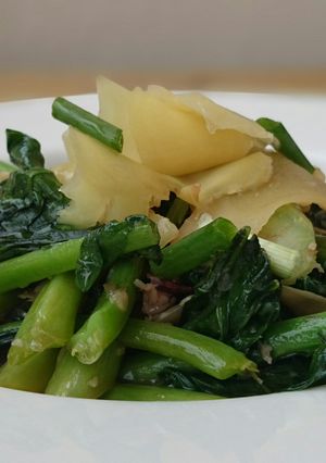 A picture of Chinese Brocoli With Sweet Prickle Ginger.