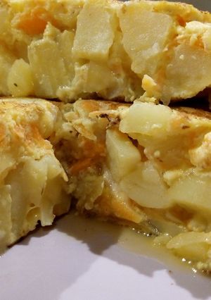 Una foto de Tortilla de papas con zanahorias