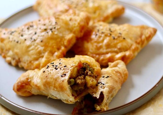 Thai yellow curry puff with minced lamb