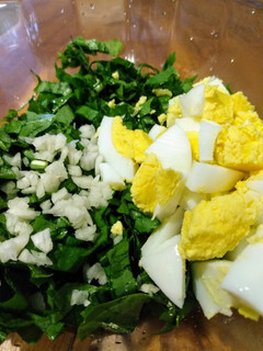 Una foto de Ensalada de radicheta/achicoria con ajo y huevo