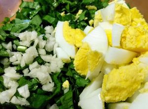 Una foto de Ensalada de radicheta/achicoria con ajo y huevo