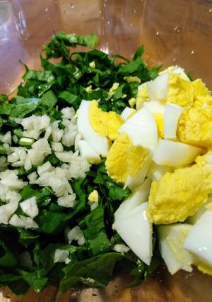 Una foto de Ensalada de radicheta/achicoria con ajo y huevo