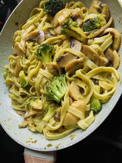 Gombás, fokhagymás🧄brokkolis 🥦tészta tejszínnel recept fotója