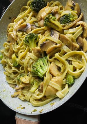 Gombás, fokhagymás🧄brokkolis 🥦tészta tejszínnel recept fotója