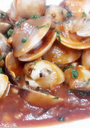 A picture of Kanya's Clams in Sriracha double hot sauce :).