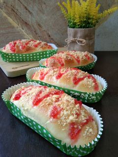 Foto resep Strawberry Streusel Bread (Roti Manis Strawberry Crumble)