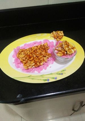 A picture of Cashew chikki.