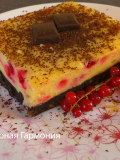 Фото Творожный десерт с красной смородиной.