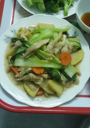 Hình của món Nấm bào ngư xào thập cẩm.