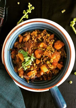 A picture of Chingri Pui Metuli (Malabar Spinach Seeds Curry with Prawns).