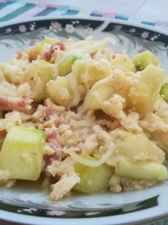 Una foto de Calabacín revuelto con bacon y mozzarella