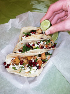 Una foto de Tacos vegetarianos picantes de coliflor