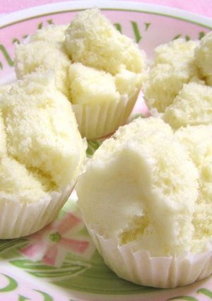 A picture of White Steamed Sponge Cake, Milk Flavor.
