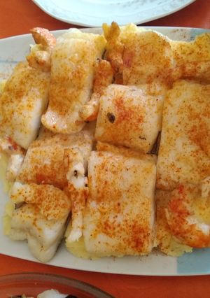 Foto principal de Bacalao al vapor con langostinos y cama de patatas