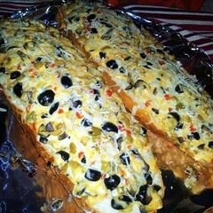 A picture of ¤Ree Drummond's Olive Cheese Bread¤.