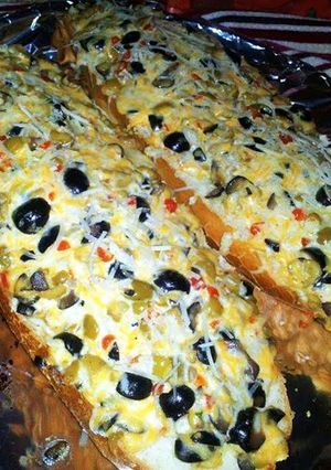 A picture of ¤Ree Drummond's Olive Cheese Bread¤.