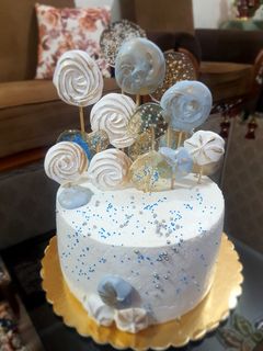 عکسی از دستور کیک تولد با تزئین مرنگ و آبنبات 🍰😍