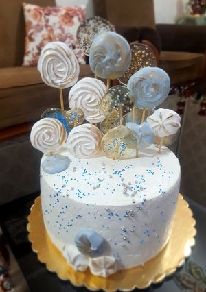 عکسی از دستور کیک تولد با تزئین مرنگ و آب‌نبات 🍰😍