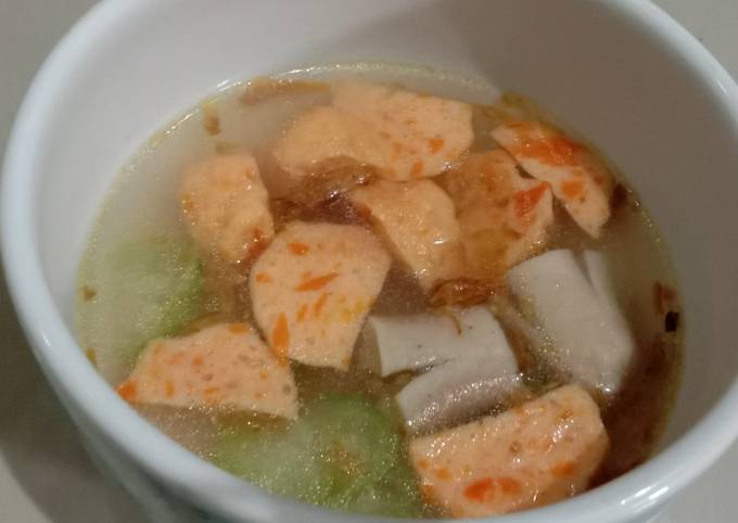 SOP bola baso salmon, sosis ayam,oyong dan wortel simple