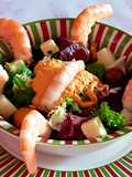 Ensalada improvisada con langostinos, frutos secos y queso