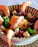 Ensalada improvisada con langostinos, frutos secos y queso