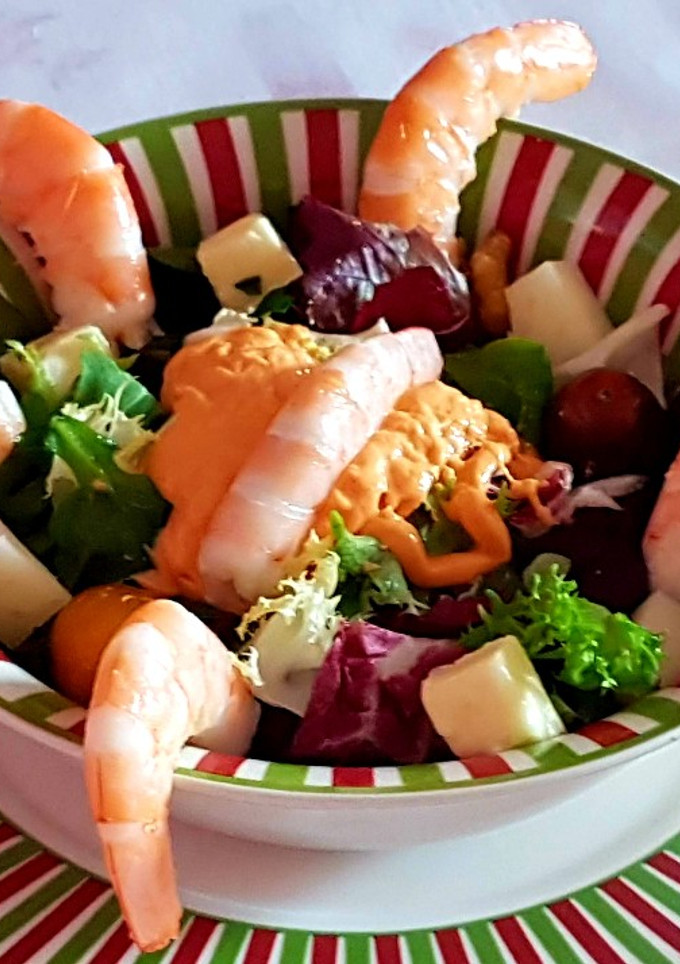 Una foto de Ensalada improvisada con langostinos, frutos secos y queso