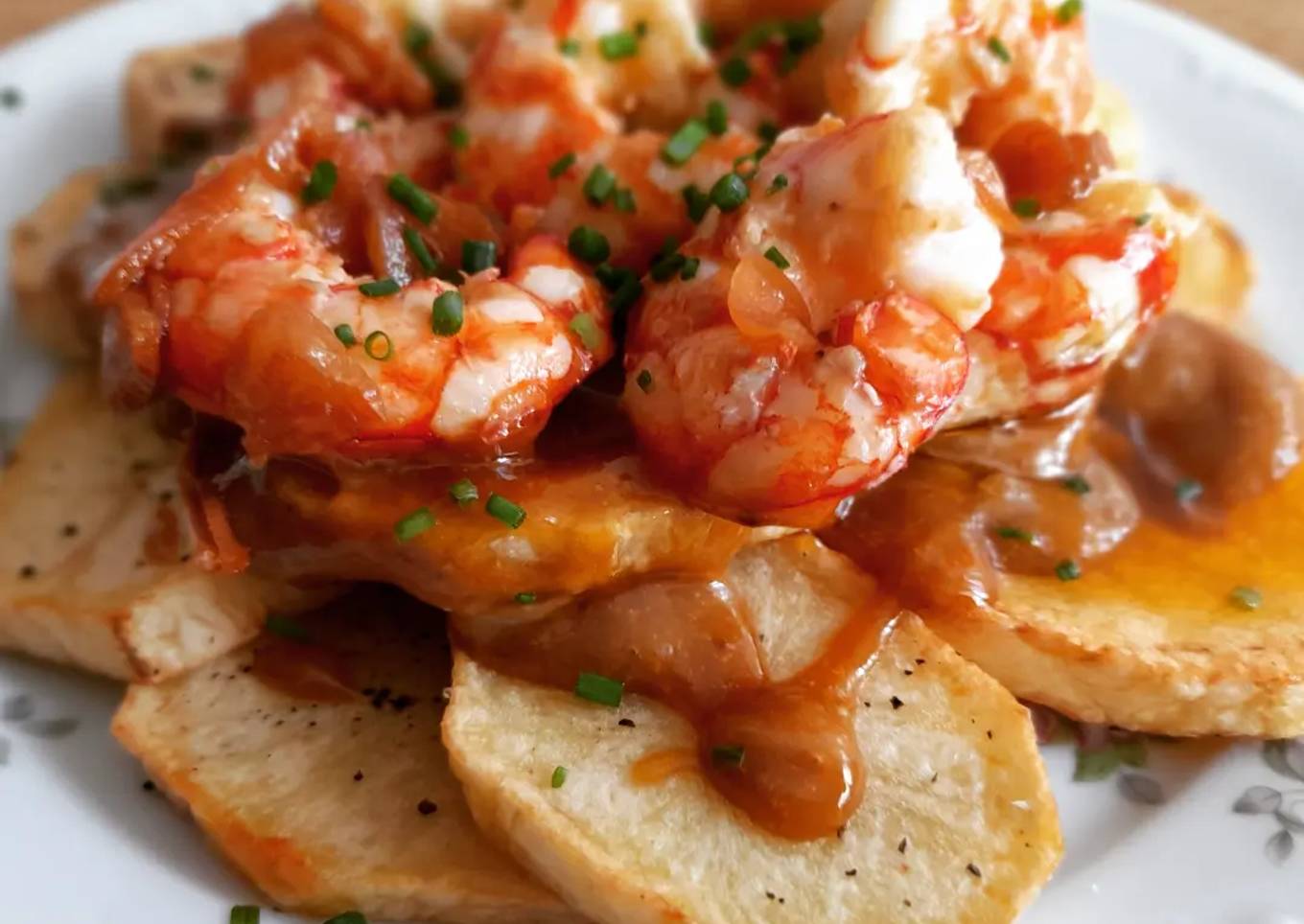 Patatas arrieras con allioli de la glasé de gambas