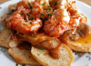 Foto principal de Patatas arrieras con allioli de la glasé de gambas