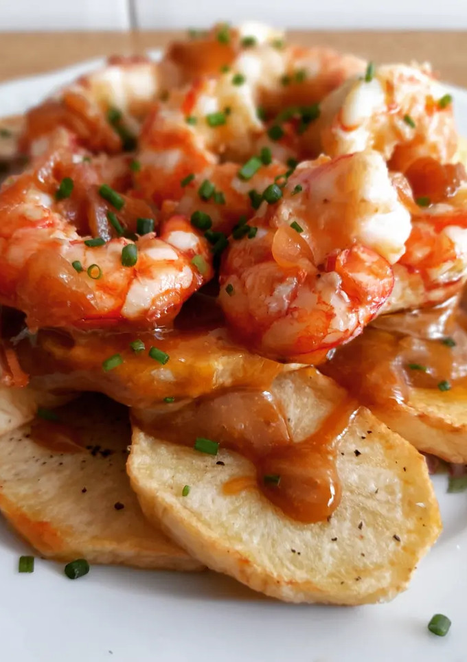 Una foto de Patatas arrieras con allioli de la glasé de gambas