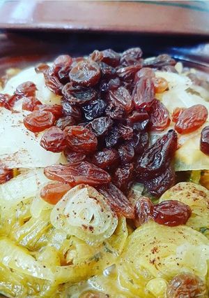صورة لوصفة طاجين دجاج بالبصلة وزبيب
