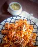 Pasta con botifarra, tomate y crema de leche
