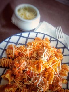 Una foto de Pasta con botifarra, tomate y crema de leche