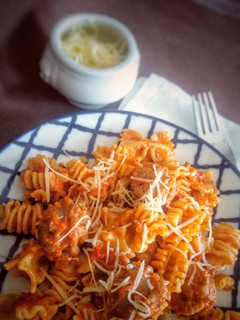Una foto de Pasta con botifarra, tomate y crema de leche