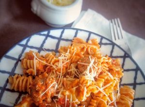 Una foto de Pasta con botifarra, tomate y crema de leche