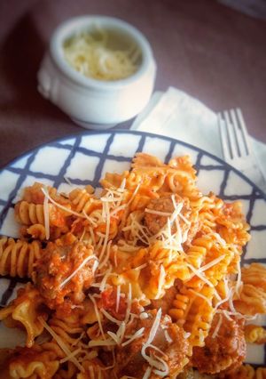 Una foto de Pasta con botifarra, tomate y crema de leche