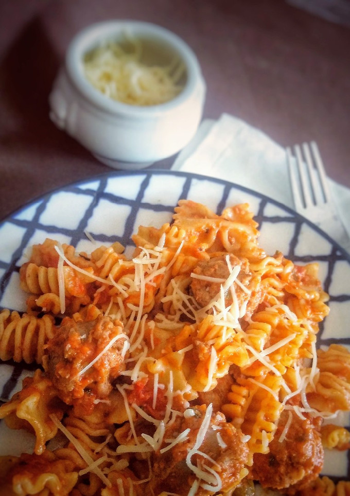 Una foto de Pasta con botifarra, tomate y crema de leche