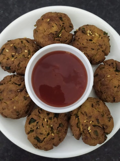 પાલક મેથી જુવાર વડા(Palak Methi Jowar Recipe In Gujarati) રેસીપી મુખ્ય ફોટો