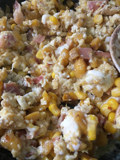 Una foto de Huevos samba (tocineta, maicitos y plátano maduro)
