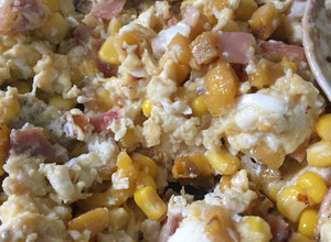 Una foto de Huevos samba (tocineta, maicitos y plátano maduro)